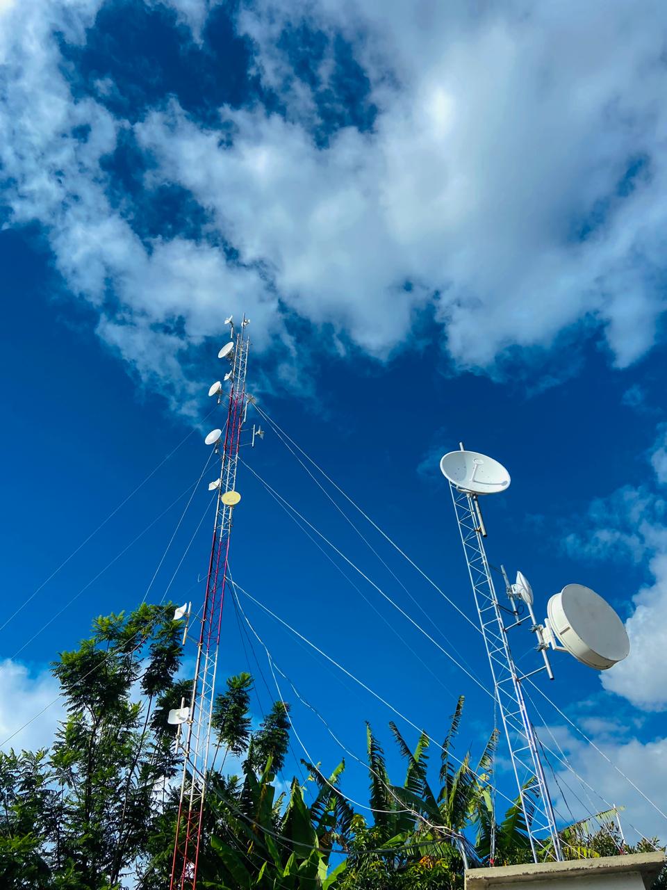 Torres con antenas para enlaces inalambricos de largo alcance